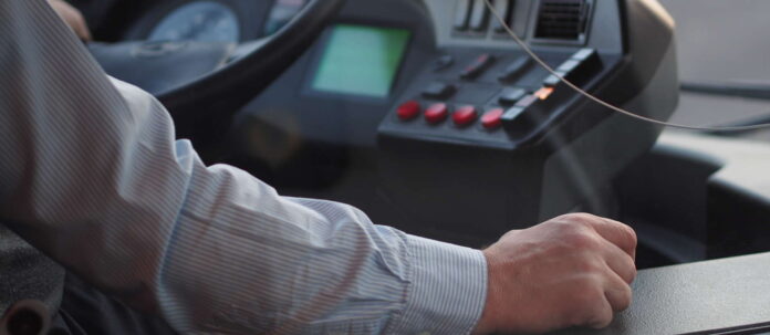 Buslenker unterwegs im Linienverkehr