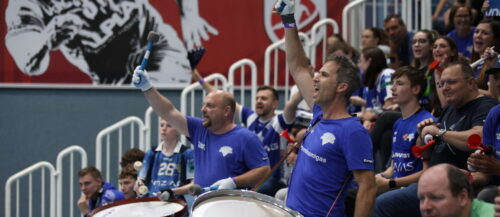 Laut und blau: Die Linzer Handball-Fans wollen ihre Mannen zum achten Meistertitel treiben