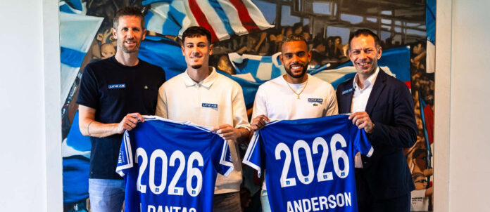 Von links: Christoph Schößwendter (BW-Linz-Sportdirektor), die Neuzugänge Lucas Dantas und Anderson Dos Santos Gomes sowie Christoph Peschek (Geschäftsführer Blau-Weiß Linz)