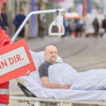 Bei einer Foto-Aktion auf der Linzer Landstraße machte das OÖ. Rote Kreuz Passanten auf das Pflegethema aufmerksam. OÖRK/Asanger