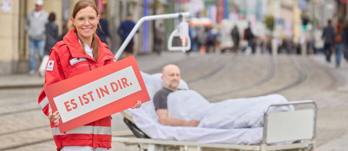 Bei einer Foto-Aktion auf der Linzer Landstraße machte das OÖ. Rote Kreuz Passanten auf das Pflegethema aufmerksam. OÖRK/Asanger