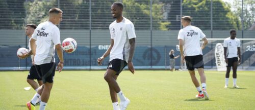 Mitte: Neuzugang Melayro Bogarde hatte Spaß an seinem ersten LASK-Training