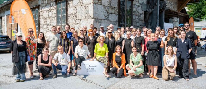 Das Team Kulturhauptstadt Europas Bad Ischl Salzkammergut 2024 mit Künstlern, Kuratoren und Sponsoren — am Mittwoch wurde halbzeitbilanz gezogen.
