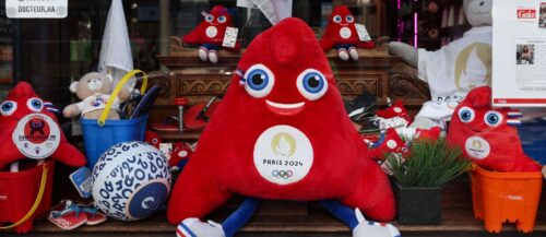 Auch das französische Olympia-Maskottchen „Phryge“ ist startklar für die Spiele von Paris.