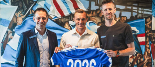 Von links: Blau-Weiß-Geschäftsführer Christoph Peschek, Thomas Goiginger, Sportdirektor Christoph Schößwendter