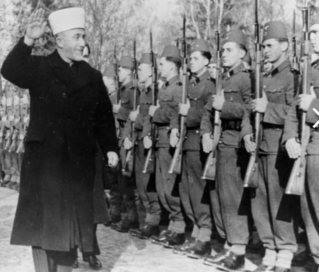 Heil Abu Ali: Großmufti Husseini schreitet mit dem Hitlergruß eine Formation der bosnischen Waffen-SS ab.
