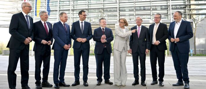 LH Thomas Stelzer (3. v. l.) hält nichts davon, die Landeshauptleutekonferenz in der Verfassung zu verankern. Ab Juli hat das Bundesland Oberösterreich für ein halbes den Vorsitz in diesem informellen Gremium.