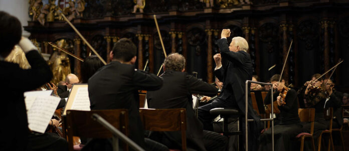 An seinem 97. Geburtstag dirigiert Herbert Blomstedt die „Bamberger Symphoniker“ in der Stiftsbasilika St. Florian.