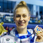 Mit Glücksbringer und ÖM-Goldmedaille im Gepäck und Sonne im Herzen springt Lena Kreundl in Paris ins Becken