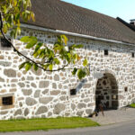 Den alten Steinbloß-Hof in Lasberg haben Monika und Kurt Pinter (ganz rechts) liebevoll renoviert. Alles, was hier wächst und erzeugt wird, ist bio. Besonders alte und seltene Sorten wie Süßlupinen (re. unten) haben es den Landwirten angetan. Ihr Hofladen (l. u.) verfügt mittlerweile über ein riesiges Sortiment.