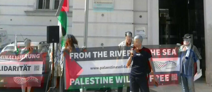 Derfen s' denn des? Die Gruppe Palästina Solidarität Österreich (hier vor zwei Wochen mit einem verbotenen Slogan bei einer Demo vorm Justizministerium in Wien ) plant zum Jahrestag des Hamas-Terrorangriffes gegen Israel einen Kongress der internationalen Hamas-Fan-Gemeinde.