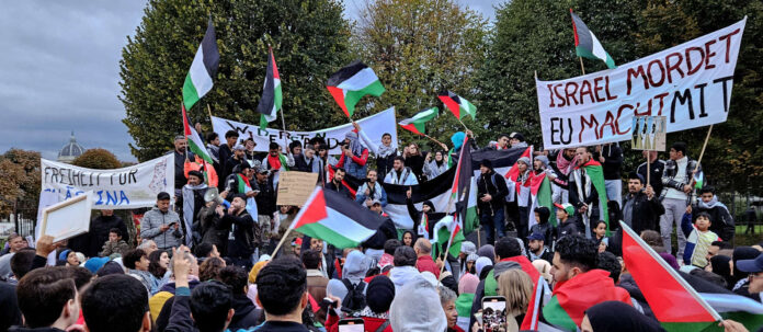 Muslimische Verbände als Multiplikatoren des Hamas-Narrativs: Auf Demonstrationen — wie hier in Wien — wird Israel als Mörder dargestellt, während palästinensischer Terror unerwähnt bleibt.