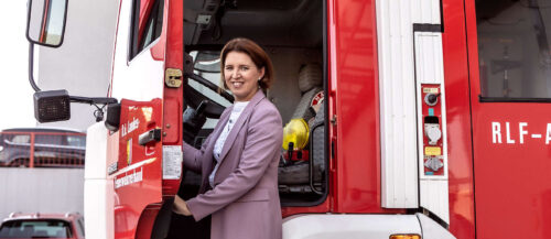 „Wir setzen neue Maßstäbe und machen unser Feuerwehrwesen erneut zum Vorreiter. Das spart nicht nur viel Zeit und Geld, sondern unterstützt vor allem die Kameradinnen und Kameraden, entlastet die Gemeinden“, so LR Langer--Weninger.