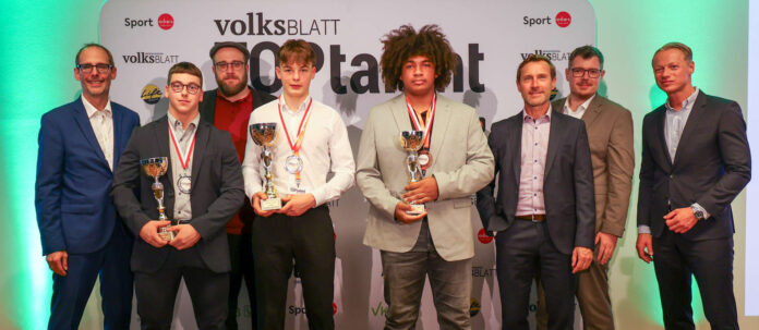 (v.l.) VOLKSBLATT-Chefredakteur Roland Korntner, Gewichtheber Jonas Klinger (2. Platz), VOLKSBLATT-Redakteur Dominik Hennerbichler, TopTalent 2024 Jonathan Oschgan (Eishockey), Diskuswerfer Stefan Gaisbauer (3. Platz), Karl Blasl (VOLKSBLATT-Anzeigen), Thomas Haghofer (VOLKSBLATT-Marketing), VOLKSBLATT-Geschäftsführer Wolfgang Eder