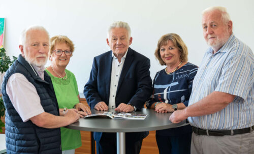 Der Terminkalender ist bei Landeshauptmann a.D. Josef Pühringer (M.) immer noch voll, unter anderem als Landesobmann des Seniorenbundes ist der Jubilar fleißig unterwegs. und für Mitmenschen im Einsatz.