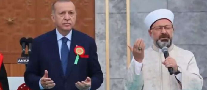 Islamisierungsmission: Der türkische Präsident Erdogan (l.) mit Ali Erbas, dem Chef der auch in Österreich wirkenden Religionsbehörde Diyanet.